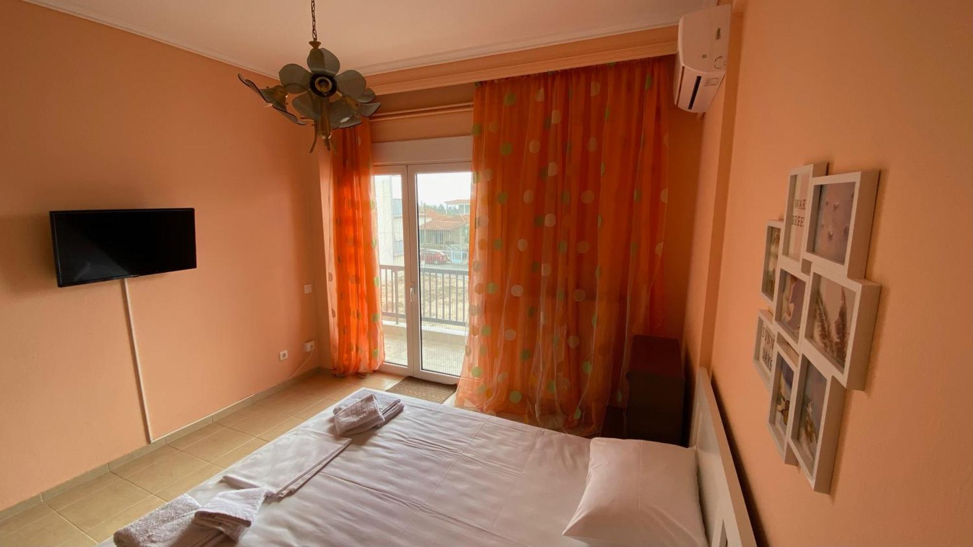 Family Apartment Nea Moudania Bagian luar foto