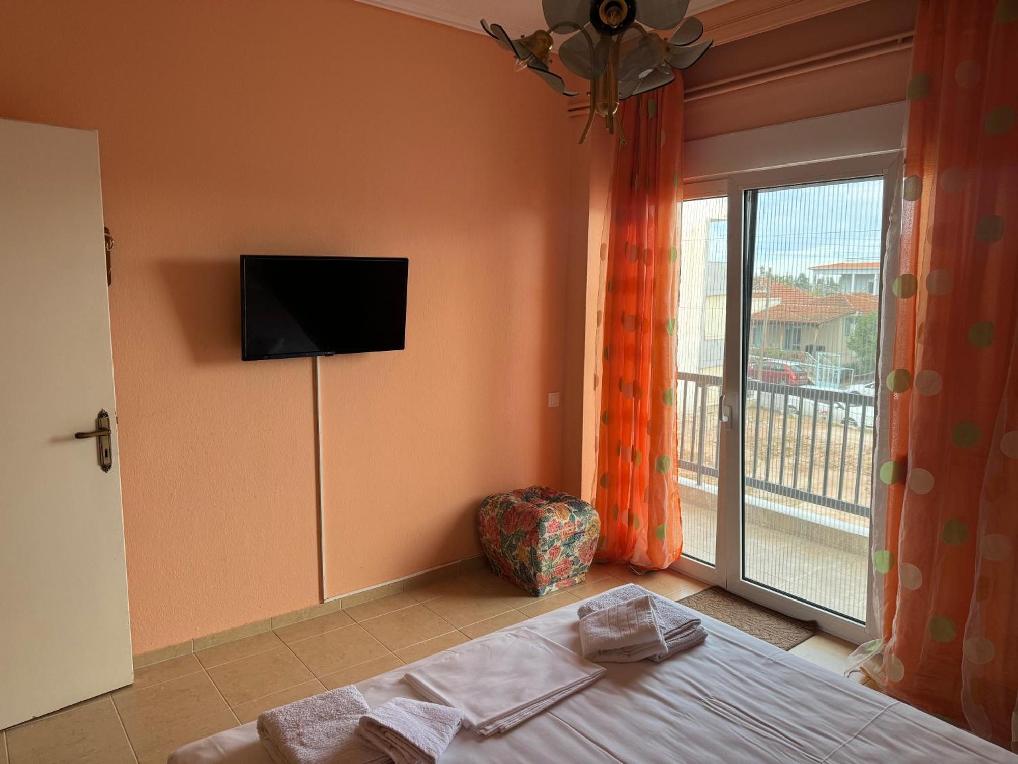 Family Apartment Nea Moudania Bagian luar foto